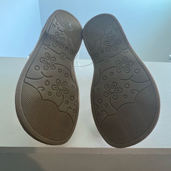 NWOT Rachel Shoes Tatiana White Gladiator Sandals with Flowers, Size 8 - Picture 6 of 7